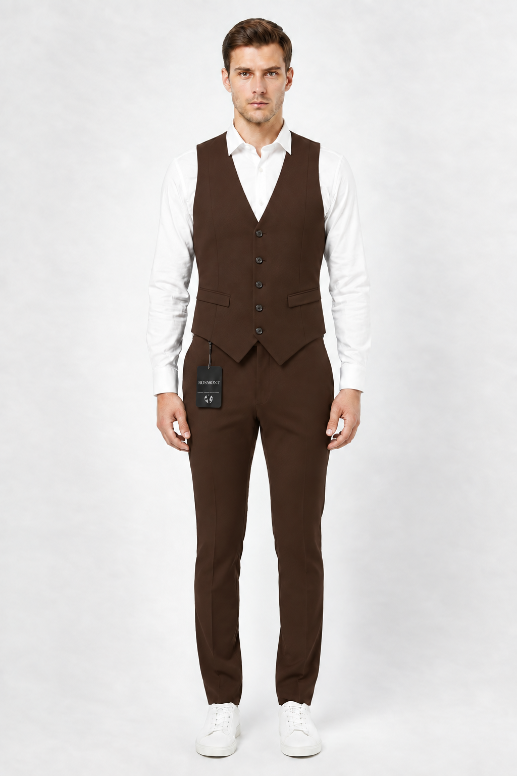 modelo con chaleco y pantalón café