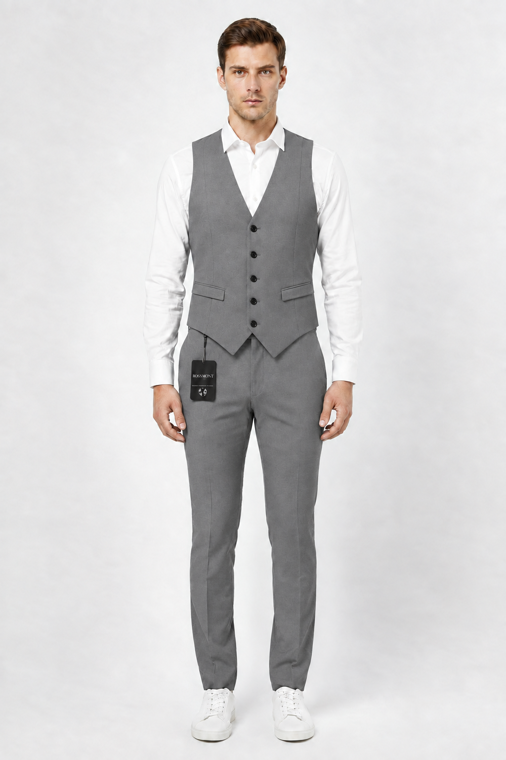 modelo con chaleco y pantalón en gris