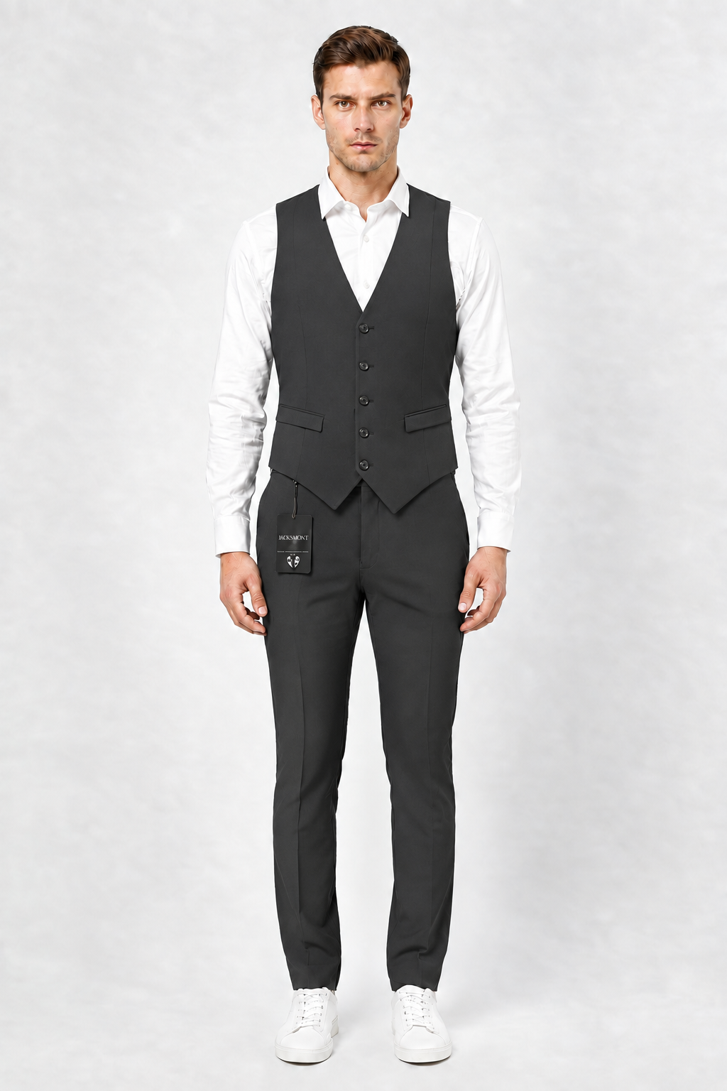 modelo con chaleco y pantalón gris liso