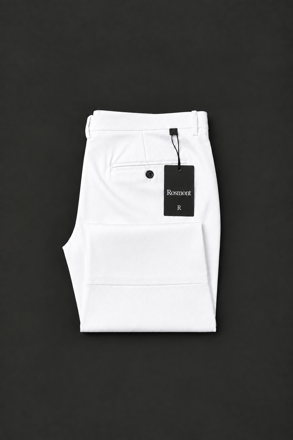 Pantalón blanco doblado con escala ajustada