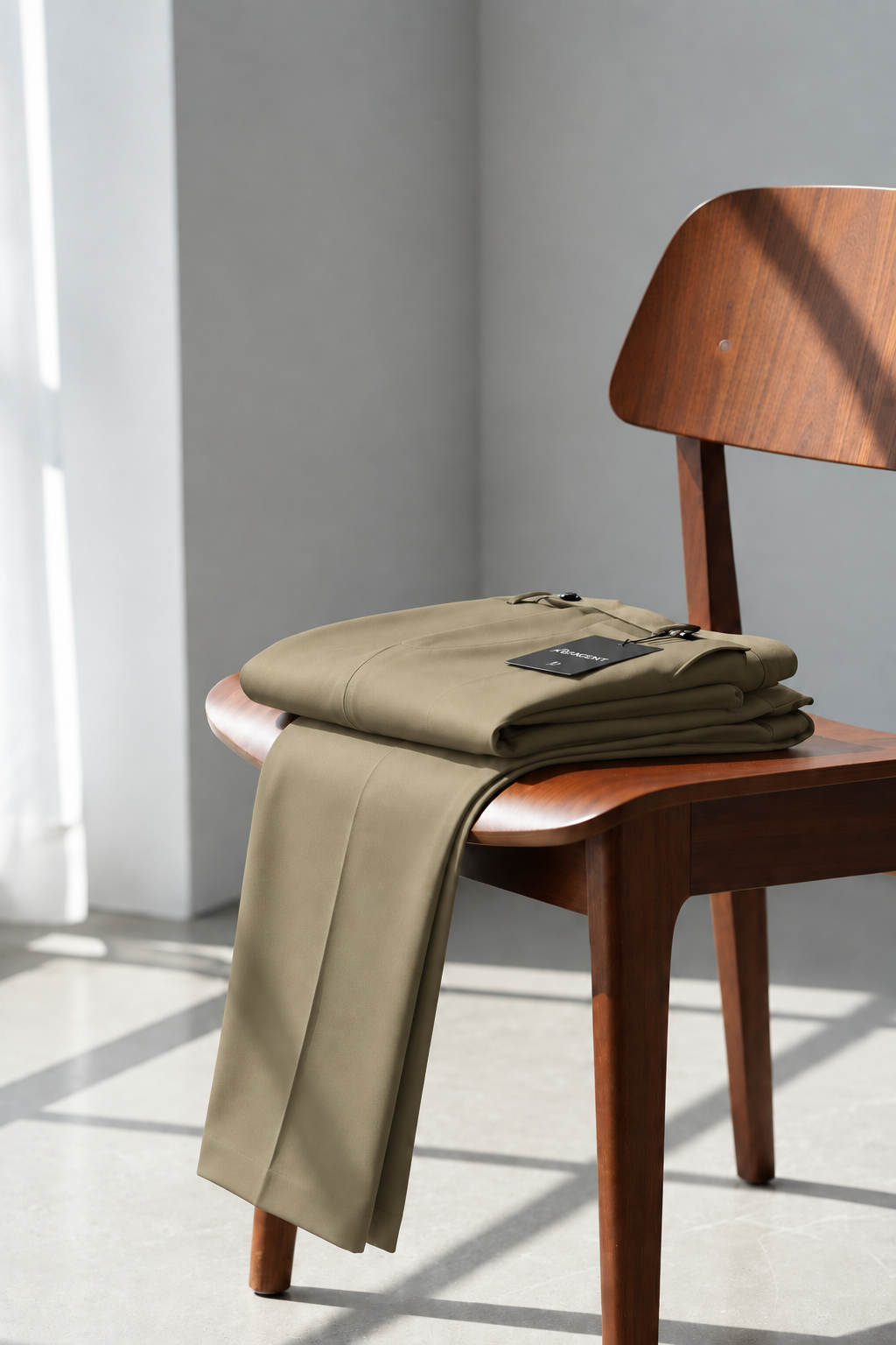 pantalón doblado en silla kaki